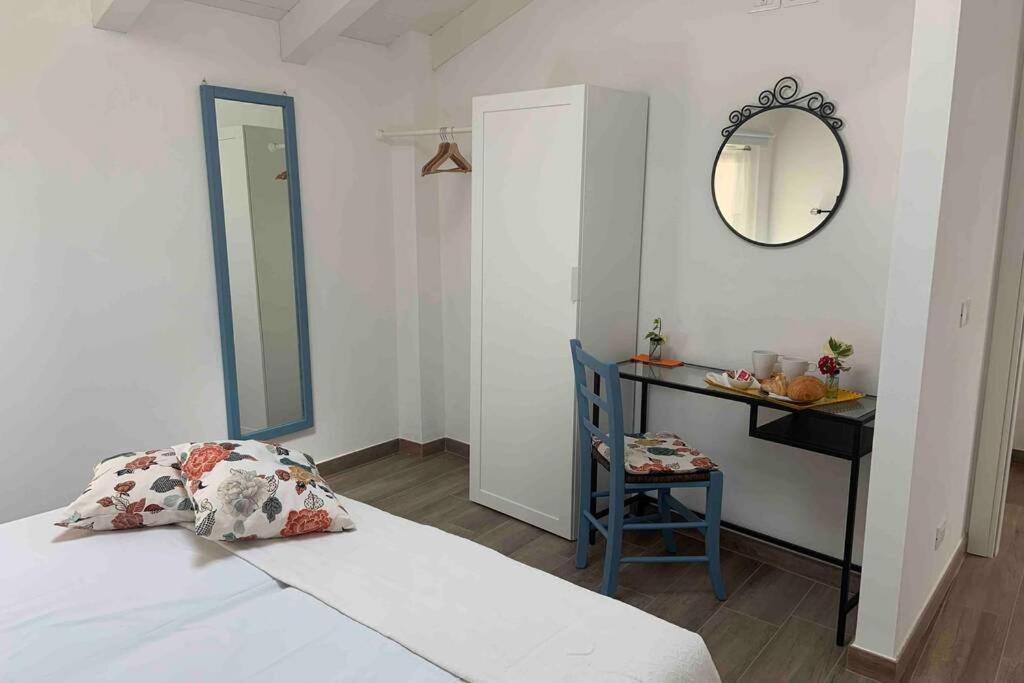 Antica Casa Nel Borgo Apartment Pietrasanta Bagian luar foto